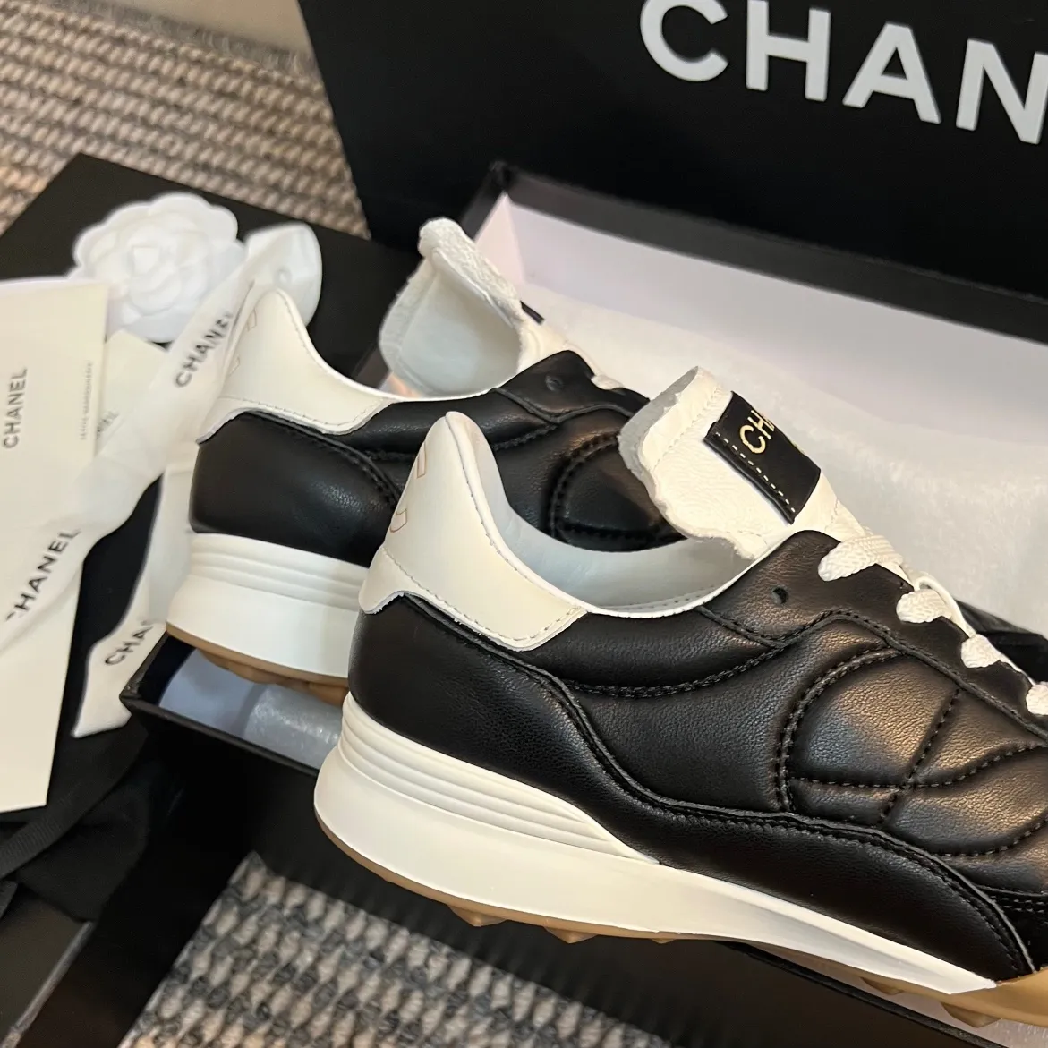 👟👟Ex-factory price 520👟👟 CHANEL 23s new spring and summer sneakers are now available❤️ Original purchased for development and production. Xiaoxiang’s casual sneakers this season have hit the Xiaohongshu INS. Various social platforms exploded like crazy! Classic design. The upper is electro-embroidered with various techniques. The outsole is fashionable and sporty. Extraordinary inclusion of a variety of panda shoe color elements. Lightweight and versatile❗️Not tired when you run wild❗️ Exquisitely packaged at the delivery counter🛍📦 ▪️Inner lining: original imported lambskin + rhombus craft ▪️Sole: original molded T👟👟Factory price U combination outsole ▪️Heel height: 2CM ▪️Size: Women's size 35-40